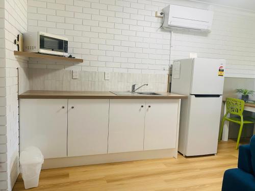 Una cocina o zona de cocina en Iluka Motel