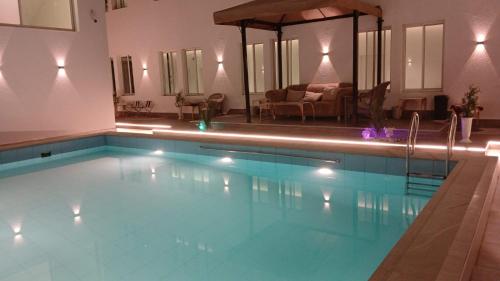 الملز- شقق فاخرة Vip Apartments - Al Malazの敷地内または近くにあるプール
