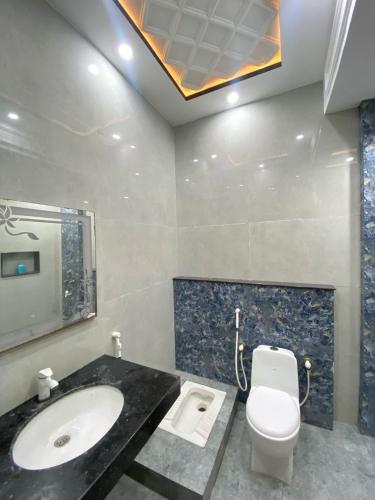 a bathroom with a sink and a toilet at Gulistan Inn in Faisalabad
