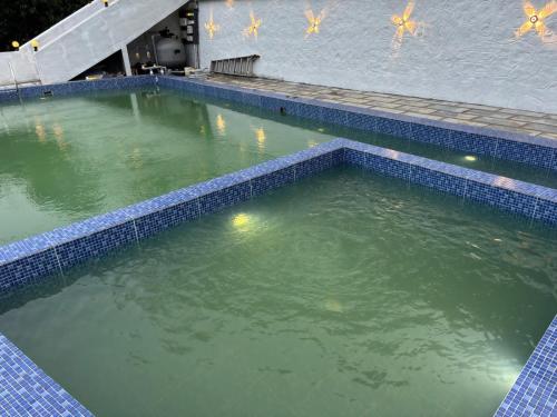 Bazén v ubytování ASHRAMAM HEALTH RESORT nebo v jeho okolí