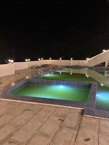 Bazén v ubytování ASHRAMAM HEALTH RESORT nebo v jeho okolí