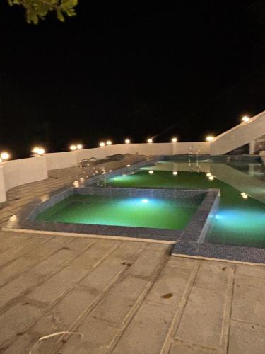 Bazén v ubytování ASHRAMAM HEALTH RESORT nebo v jeho okolí