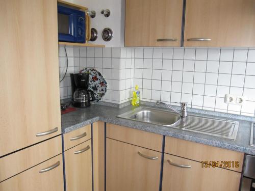 eine Küche mit einer Spüle und einer Arbeitsplatte in der Unterkunft Ferienwohnung Gertraud Müller in Gersfeld