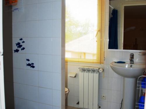 une salle de bain avec un lavabo et des toilettes dans l'établissement Maison 4 chambres avec piscine, à 8 min du lac de Sanguinet - FR-1-521-249, à Sanguinet