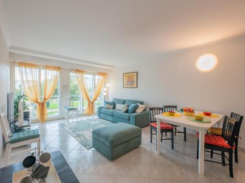 un salon avec un canapé et une table dans l'établissement Appartement central avec grande terrasse, garage et WIFI - FR-1-197-620, à Les Sables-dʼOlonne