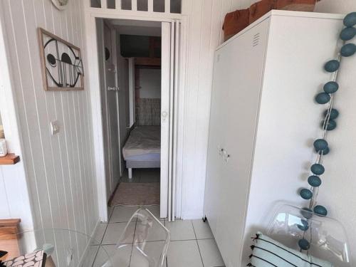 un couloir avec une porte s'ouvrant sur une chambre dans l'établissement Bel appartement à Arzon avec terrasse et parking près de la plage - FR-1-639-141, à Arzon