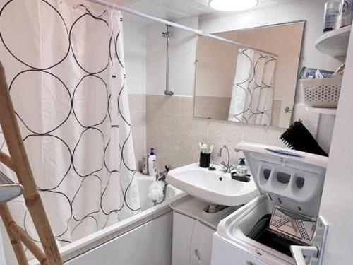 une petite salle de bain avec un lavabo et une douche dans l'établissement Bel appartement à Arzon avec terrasse et parking près de la plage - FR-1-639-141, à Arzon