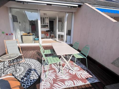 un patio avec une table et des chaises sur un balcon dans l'établissement Bel appartement à Arzon avec terrasse et parking près de la plage - FR-1-639-141, à Arzon