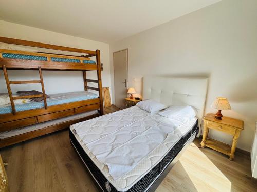 Postel nebo postele na pokoji v ubytování Appartement rénové à Autrans, idéal pour nature et randonnées - FR-1-737-97