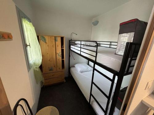 Postel nebo postele na pokoji v ubytování Studio cabine avec loggia fermée et parking à 800m de la plage, animaux admis - FR-1-229D-155