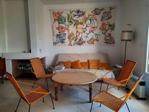 un salon avec un canapé, une table et des chaises dans l'établissement Maison familiale rénovée pour 13 pers. à Royan, proche plage - FR-1-494-204, à Royan