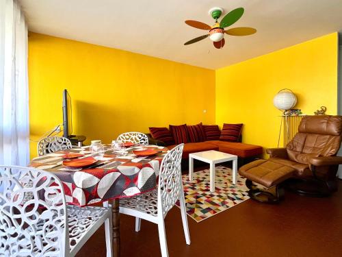 un salon avec une table et un canapé dans l'établissement Appartement T2 Saint-Cyprien près du port avec parking - FR-1-309-500, à Saint-Cyprien