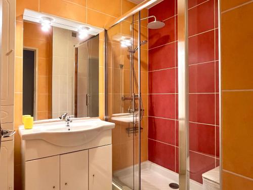 une salle de bain avec un lavabo et une douche dans l'établissement Appartement T2 Saint-Cyprien près du port avec parking - FR-1-309-500, à Saint-Cyprien