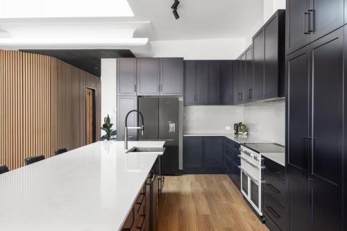 Dapur atau dapur kecil di Arthur's on Commercial