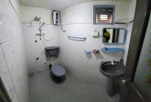 a small bathroom with a toilet and a sink at Villa De Wick's in Kimbulapitiya