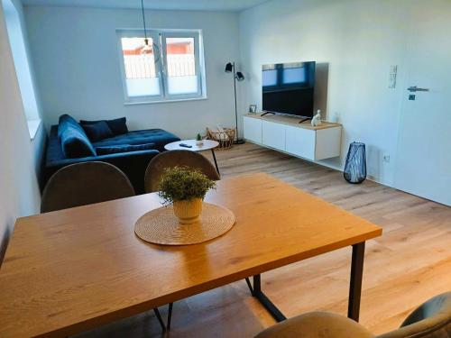a living room with a table and a couch at Ferienwohnung Rosini in Hirschburg