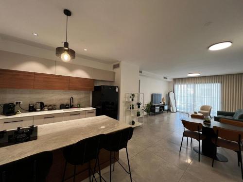 Кухня или мини-кухня в oasis apartment
