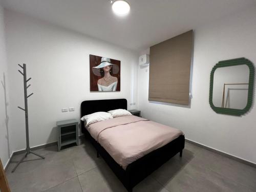 Кровать или кровати в номере oasis apartment