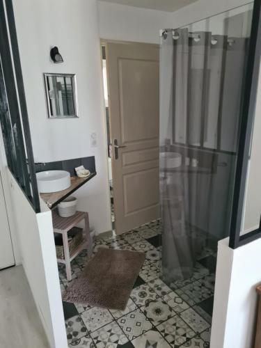 a bathroom with a shower and a sink at Le Petit Chêne in Orgnac-lʼAven