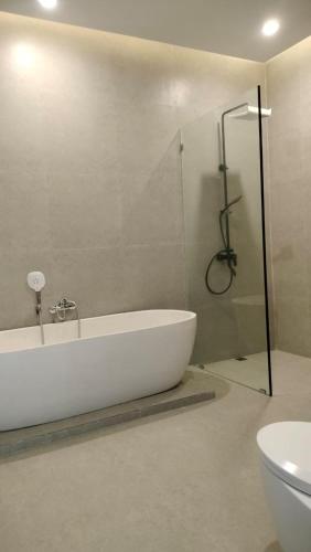 Tumbak BayuhにあるVilla Buleのバスルーム(バスタブ、シャワー、トイレ付)