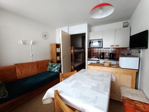 un salon avec un canapé et une table dans l'établissement Résidence Ferme D'augustin - Batiment C - Appartement 4 personnes - Skis aux pieds MAE-9254, à Montgenèvre