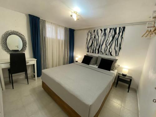 Postel nebo postele na pokoji v ubytování Spacius Garden flat ,1km from the beach , Sleeps 5 ,by likeyourhome