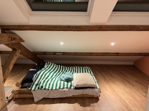 - un lit dans une chambre sous une mezzanine dans l'établissement Location duplex Nice Libération, à Nice