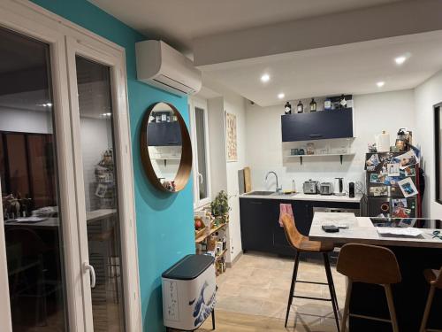une cuisine avec un mur bleu et une table dans l'établissement Location duplex Nice Libération, à Nice