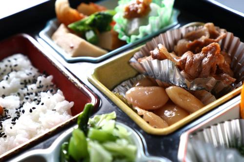 a tray of food with different types of food at 森の風 in Higashiizu