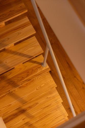 a white pole on the floor of a room at Rinrei terrace 一棟貸切 シングルルーム6部屋 各部屋トイレ シャワー付 in Azumino