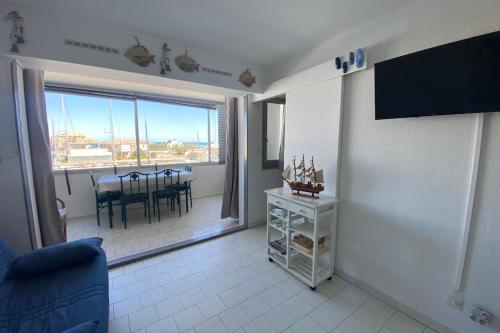 Softness of the shore on the port side