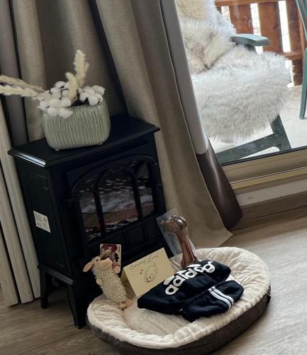 une chambre avec une table noire et une cheminée dans l'établissement centre station incroyable 2 pièces aux prestations et confort 4 étoiles, parking , terrasse vue panoramique, à Isola