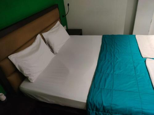 Postel nebo postele na pokoji v ubytování Joey's Hostel Agra - 200m from Taj Mahal