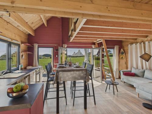 une cuisine et un salon avec une table et des chaises dans l'établissement 650m plage du Ster, chalet - terrasse pour 4, à Penmarcʼh