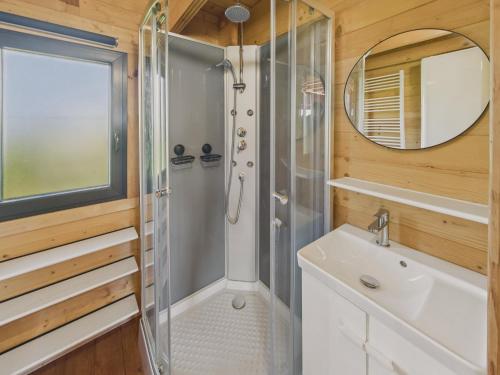 une salle de bain avec douche et lavabo dans l'établissement 650m plage du Ster, chalet - terrasse pour 4, à Penmarcʼh