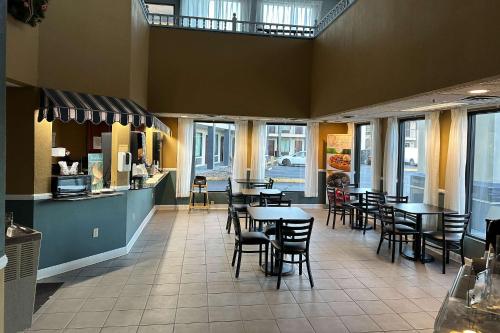 a dining room with tables and chairs in a restaurant at Quality Inn in Ashland