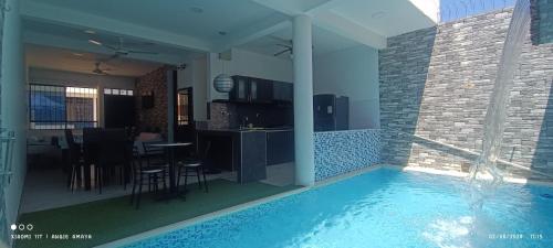 a house with a swimming pool and a kitchen at Casa con piscina in Carmen de Apicalá