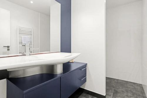 La salle de bains est pourvue d'un lavabo et d'une armoire bleue. dans l'établissement Villa de Luxe - 10 pers - vue mer, à Roquebrune-sur Argens