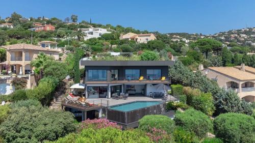 une vue aérienne d'une maison avec piscine dans l'établissement Villa de Luxe - 10 pers - vue mer, à Roquebrune-sur Argens