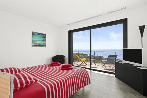 une chambre avec un lit et une vue sur l'océan dans l'établissement Villa de Luxe - 10 pers - vue mer, à Roquebrune-sur Argens