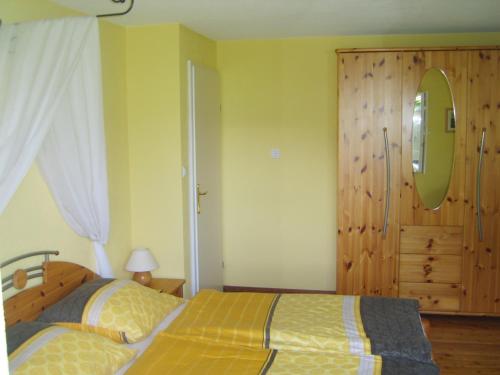 1 dormitorio con 1 cama y puerta de madera en Kolarnock, en Feld am See