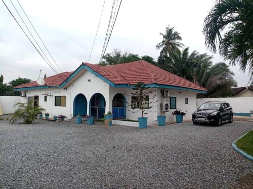 アクラにあるWelcome home to Accra Apartment for Short Stay Rentalの前に車が駐車されている家