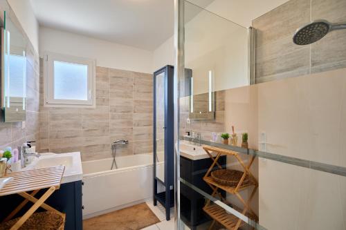 une salle de bain avec une baignoire, un lavabo et une douche dans l'établissement Les Embruns du Clos - A 1 km des rives de la Seine, à Berville-sur-Mer