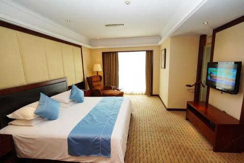 Katil atau katil-katil dalam bilik di Royal Palace Hotel Haining