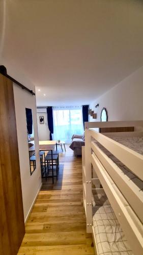 une chambre avec un lit et un salon dans l'établissement Cap sur le port, au Cap d'Agde