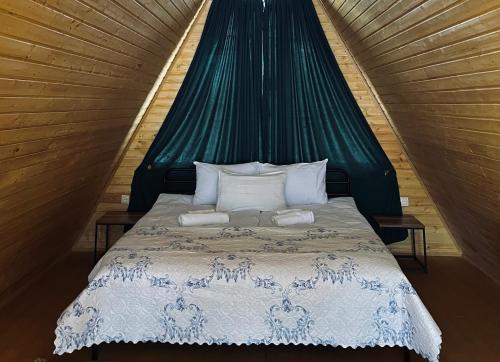 1 dormitorio con 1 cama con dosel verde en Memoria Kazbegi, en Arsha