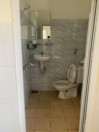 un bagno con un water e un lavandino di nhà nghỉ thu hiền a Buôn Ma Thuột