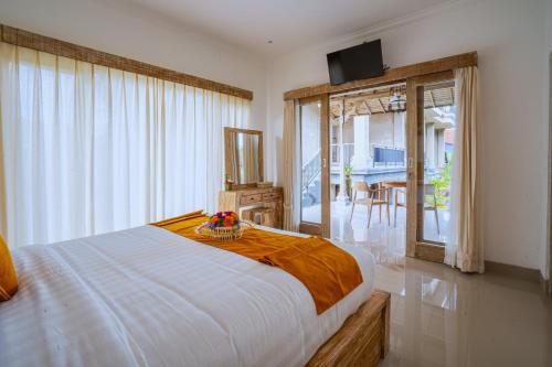 Un dormitorio con una cama con un bol de fruta. en Lebah Sari House, en Ubud