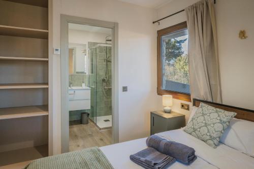 Un dormitorio con una cama, un lavabo y un espejo. en El Nogal de Marieta, en Peguerinos