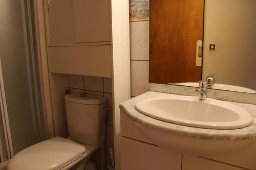une salle de bain avec un lavabo et des toilettes dans l'établissement Appartement 2 pièces PORT LA NOUVELLE PN240-001, à Port-la-Nouvelle